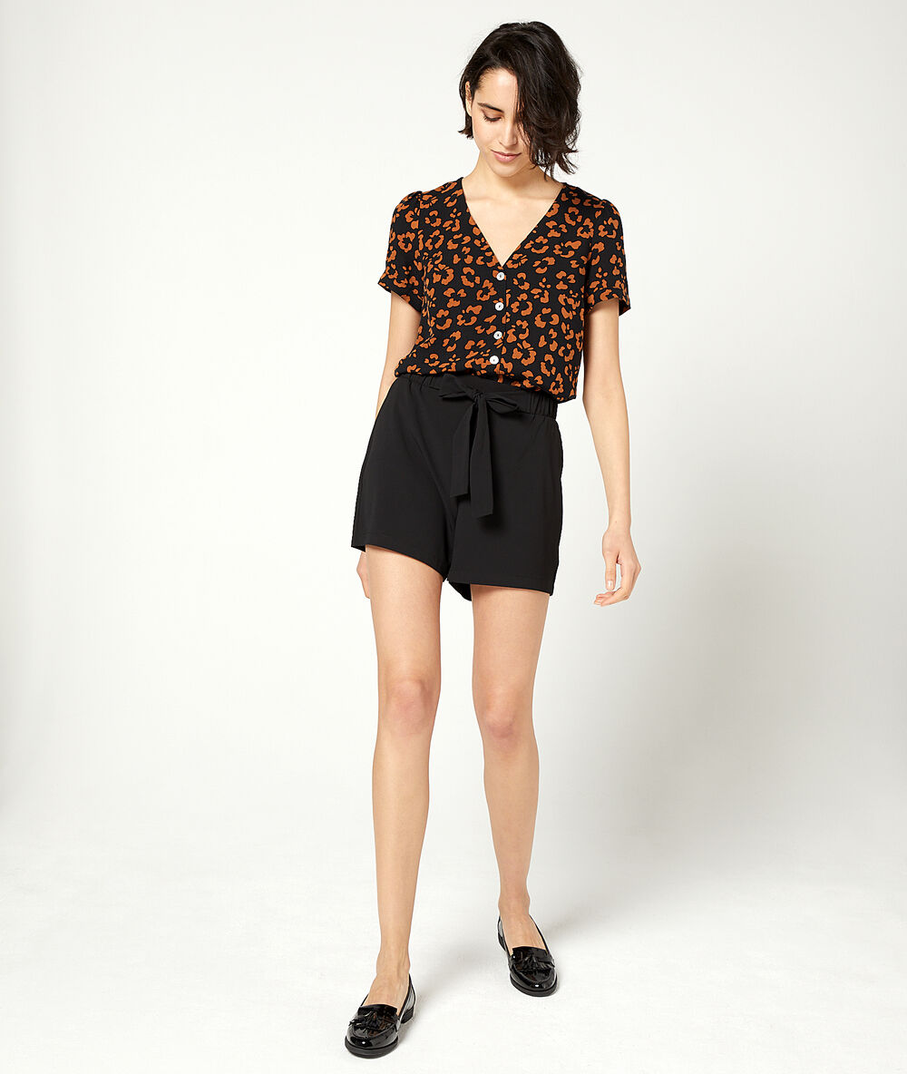 Pantalón corto con lazada negro.