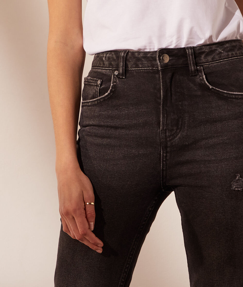 Pantalón vaquero recto negro.