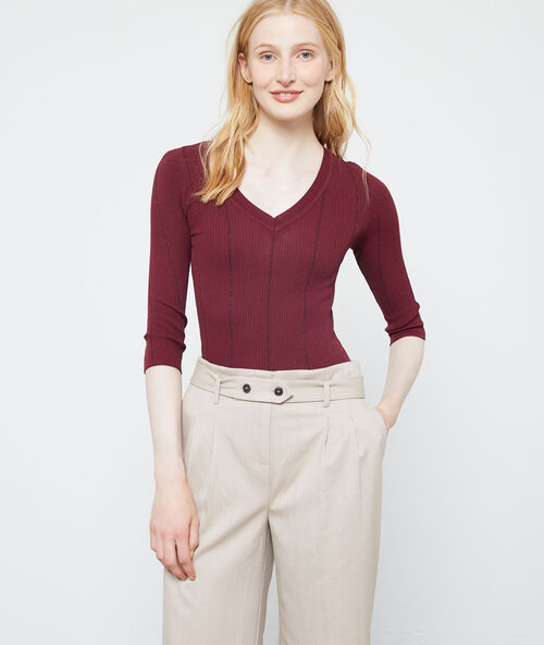 Pantalón ancho con cinturón crema.