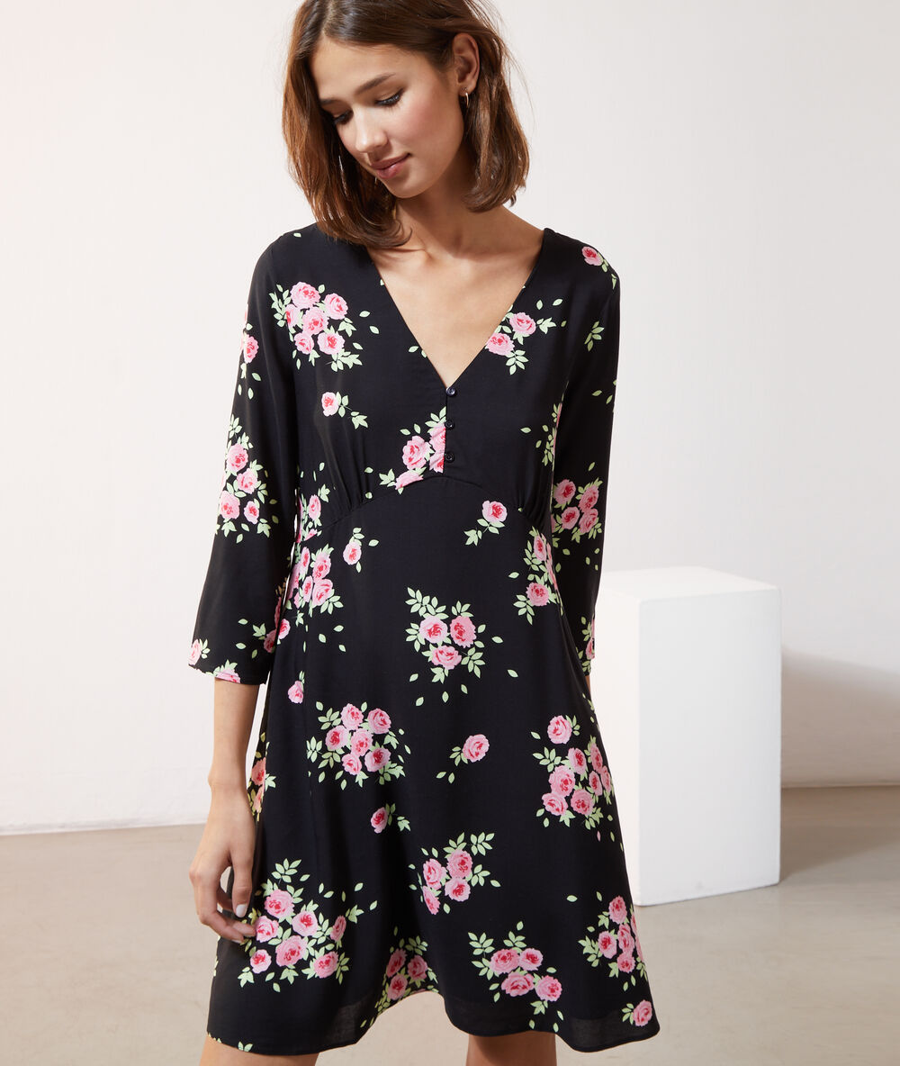Vestido estampado floral negro.