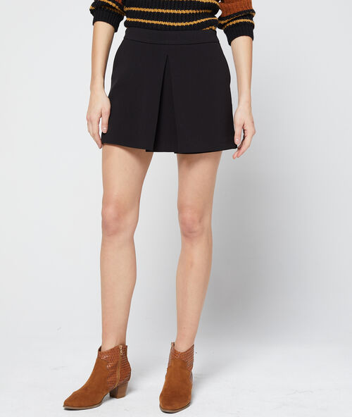 Pantalón corto liso negro.