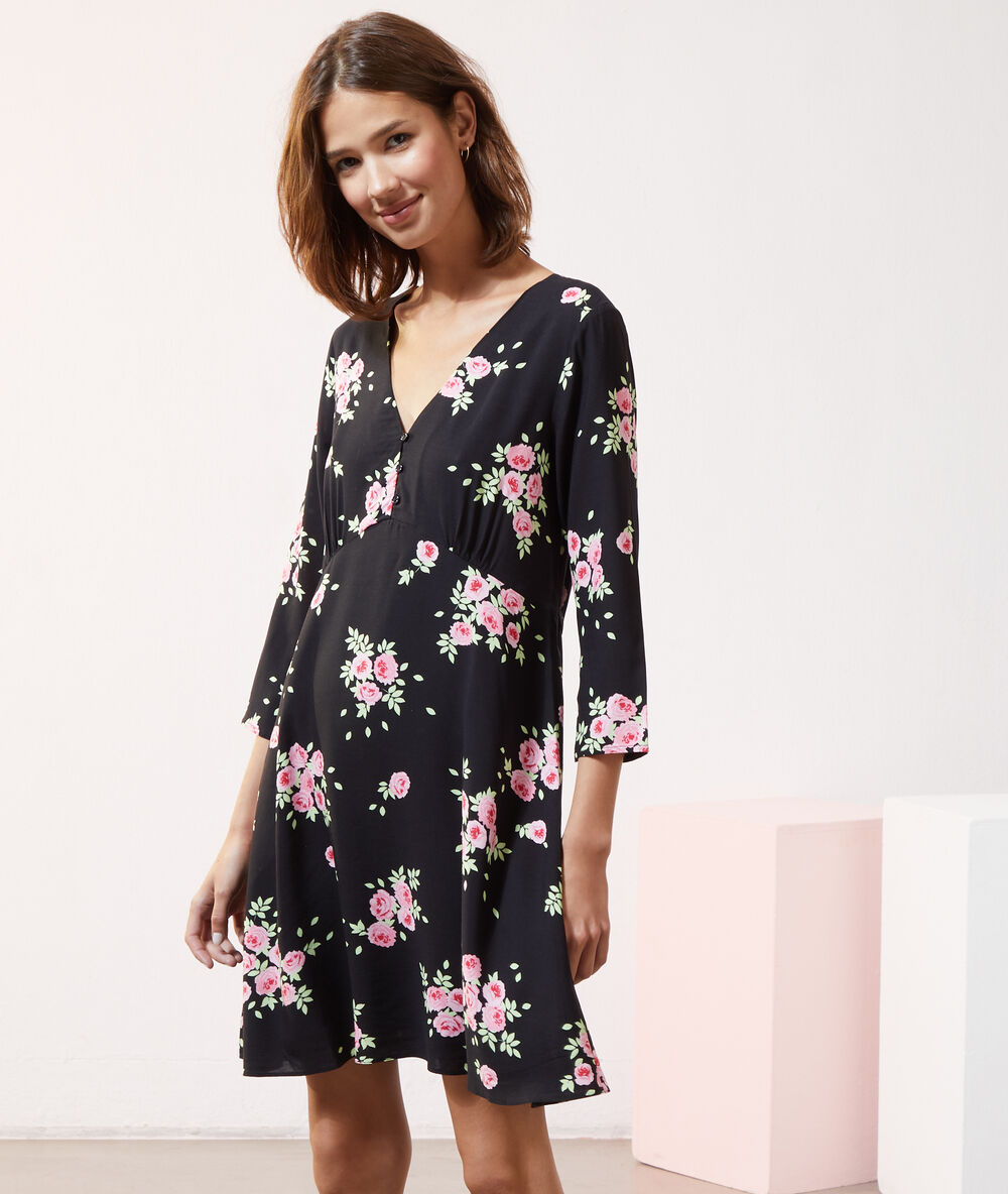 Vestido estampado floral negro.