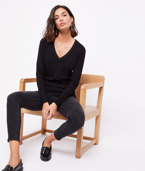 Jersey cuello en v negro.
