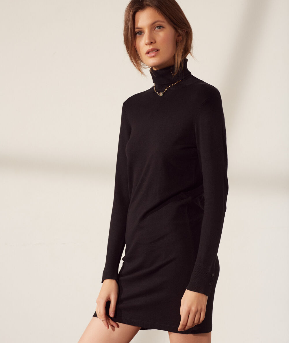 Vestido de punto, cuello alto negro.