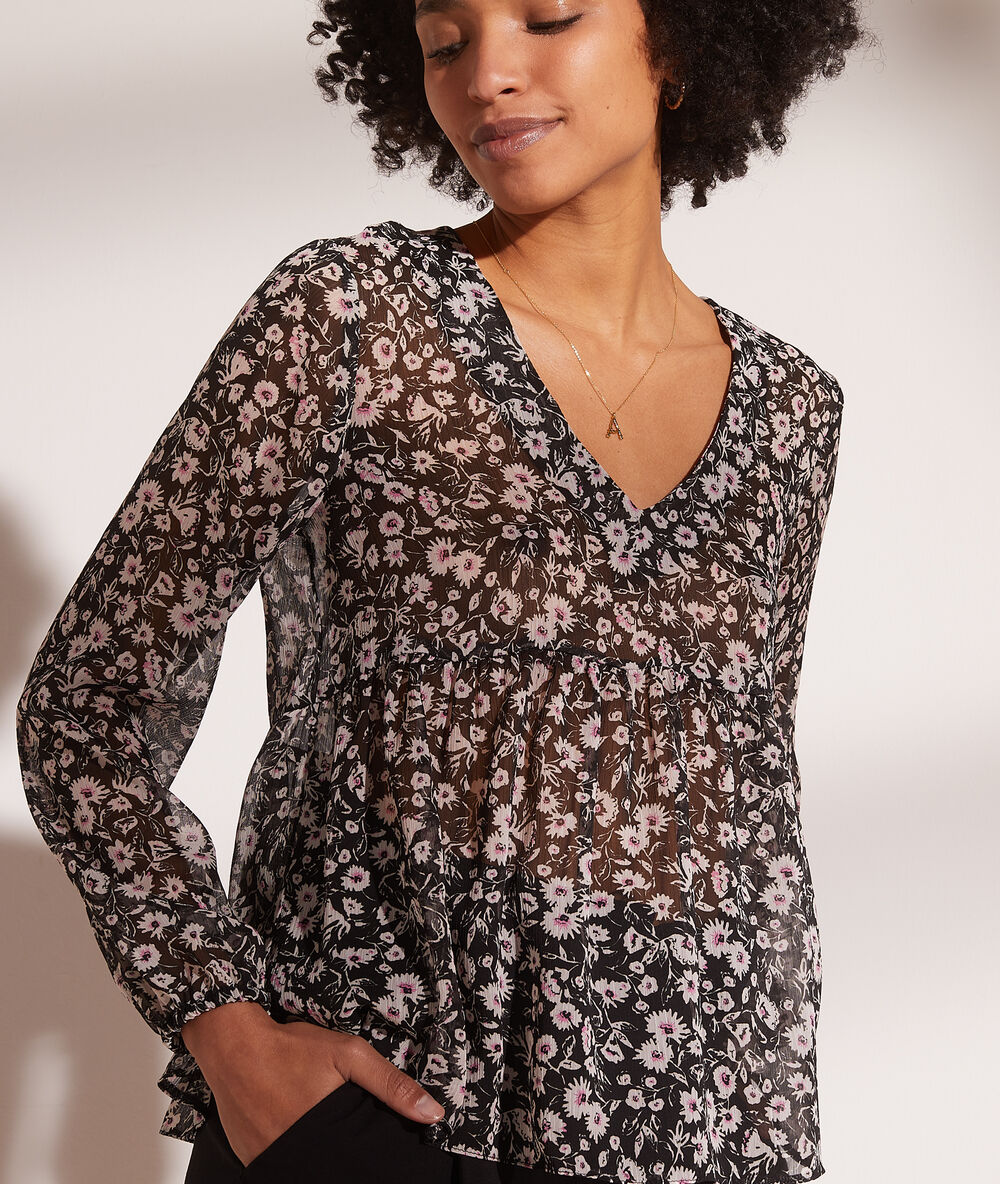 Blusa fluida estampado floral negro.