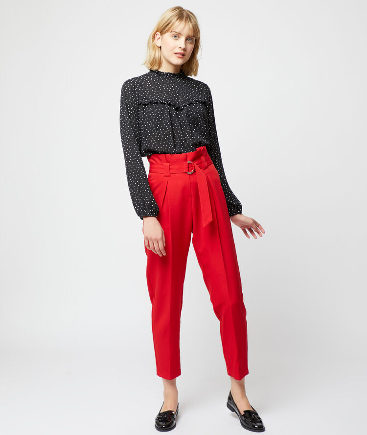 Blusa de lunares negro.