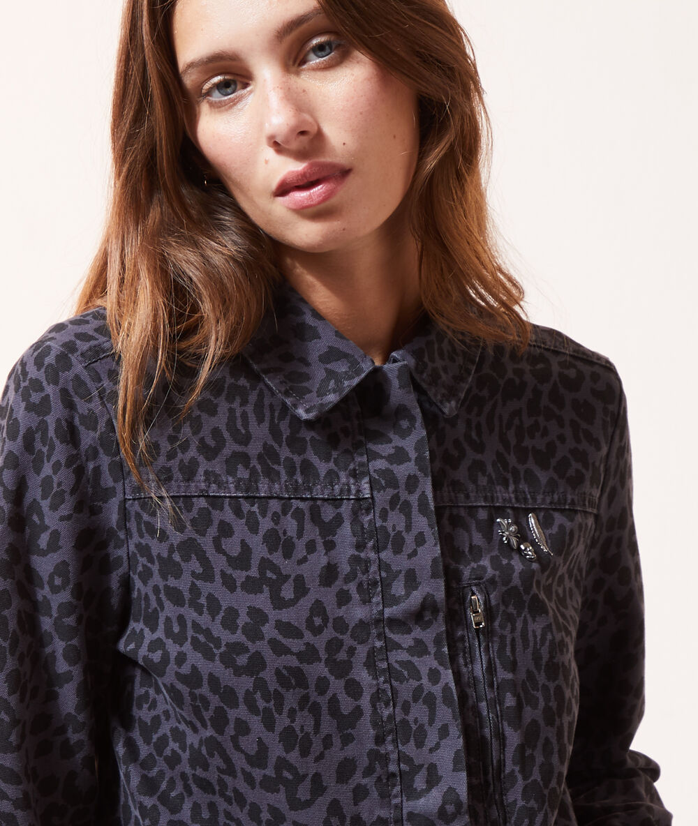 Cazadora estampado leopardo negro.