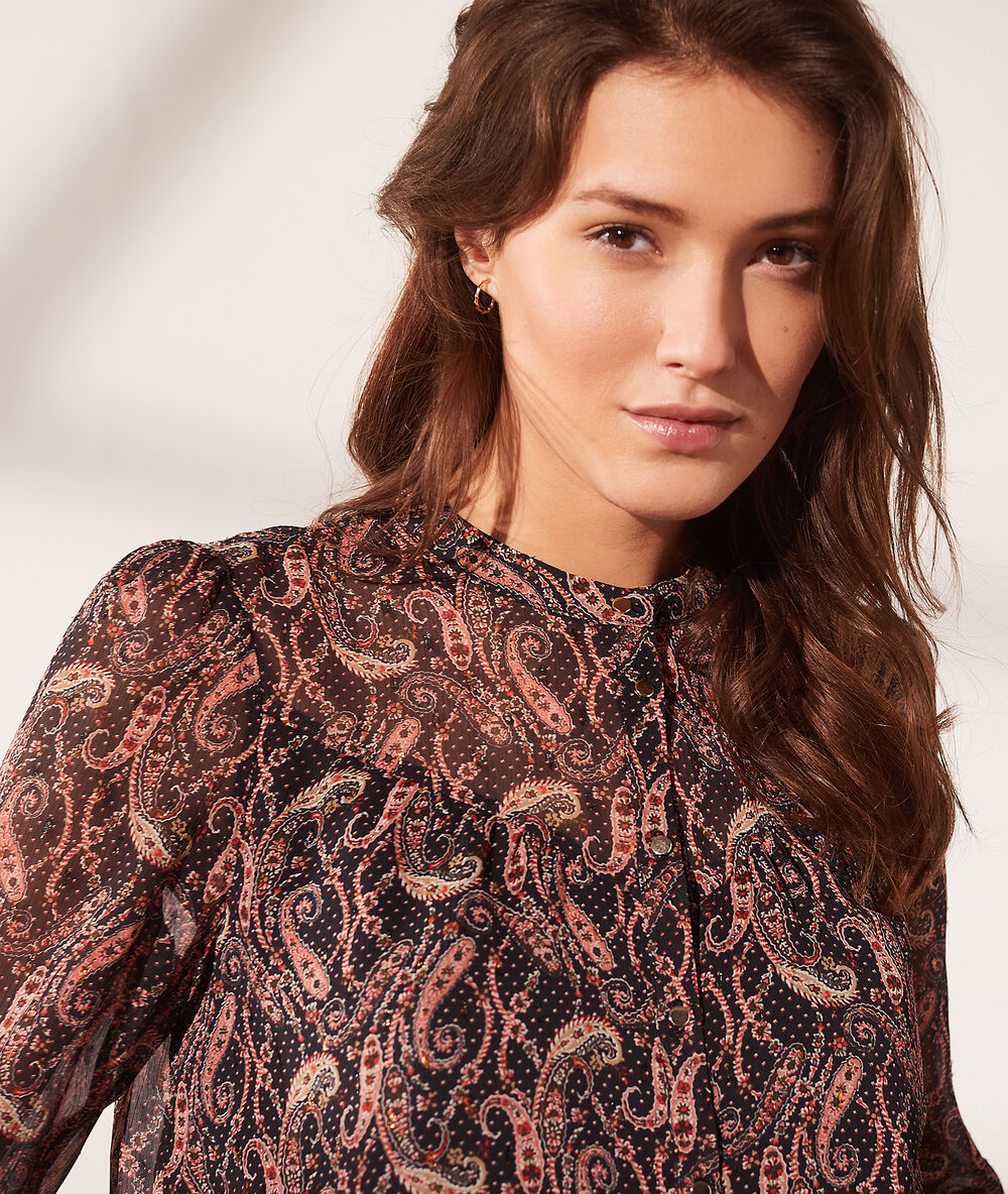 Camisa semitransparente negro.
