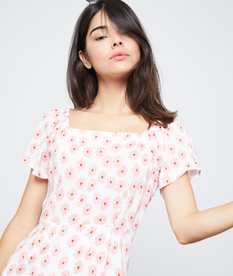 Vestido estampado floral rosa pálido.
