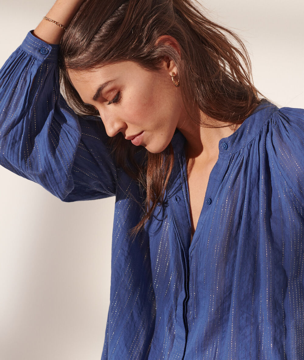 Blusa vaporosa, finas rayas azul.