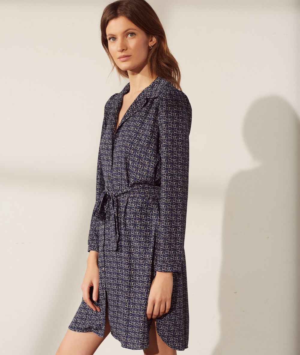 Robe chemise ceinturée bleu marine.