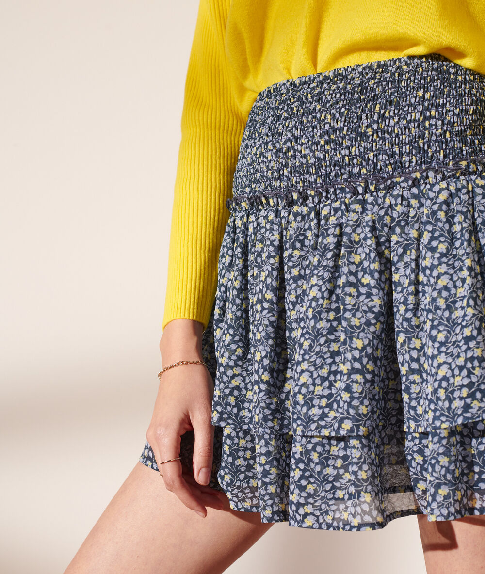 Falda corta estampada azul gris.