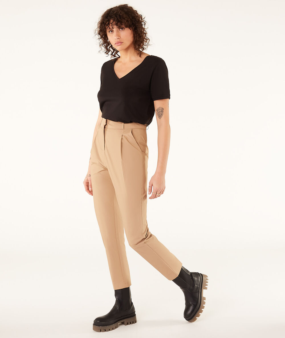 Camiseta lisa escote en v negro.