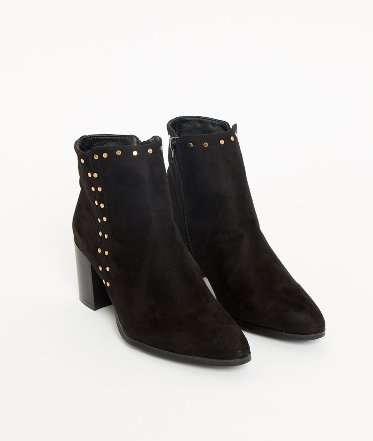 Botines con tachuelas y talón negro.