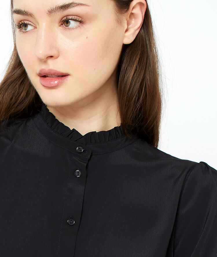 Camisa cuello con volantes negro.