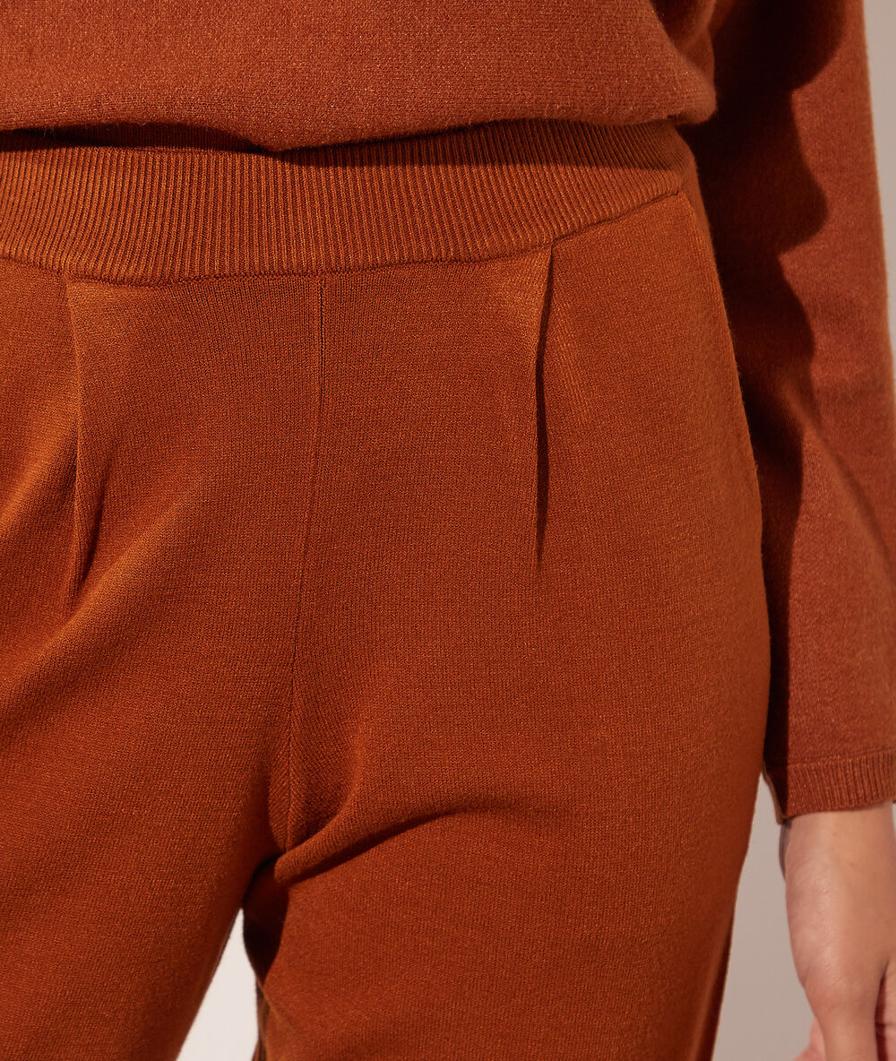 Pantalón jogger caramelo.
