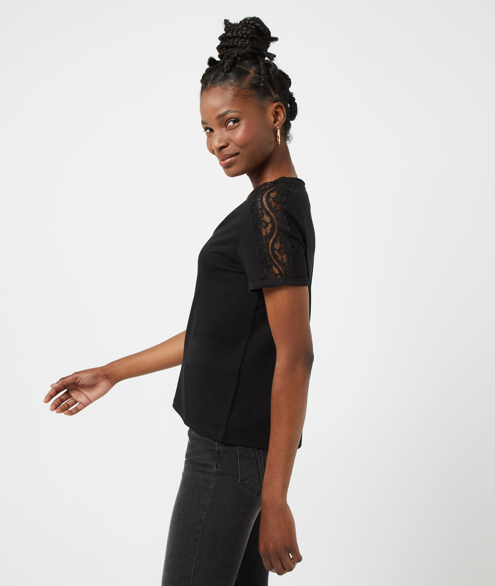 Camiseta motivos encaje negro.