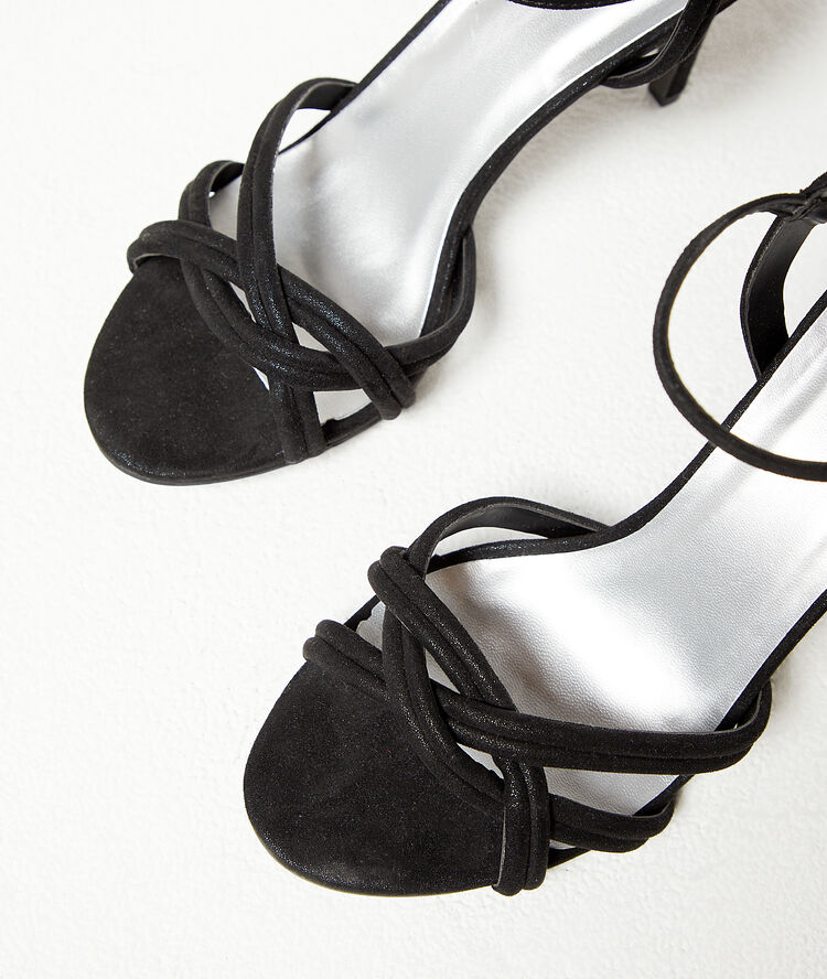 Sandalias de talón negro.
