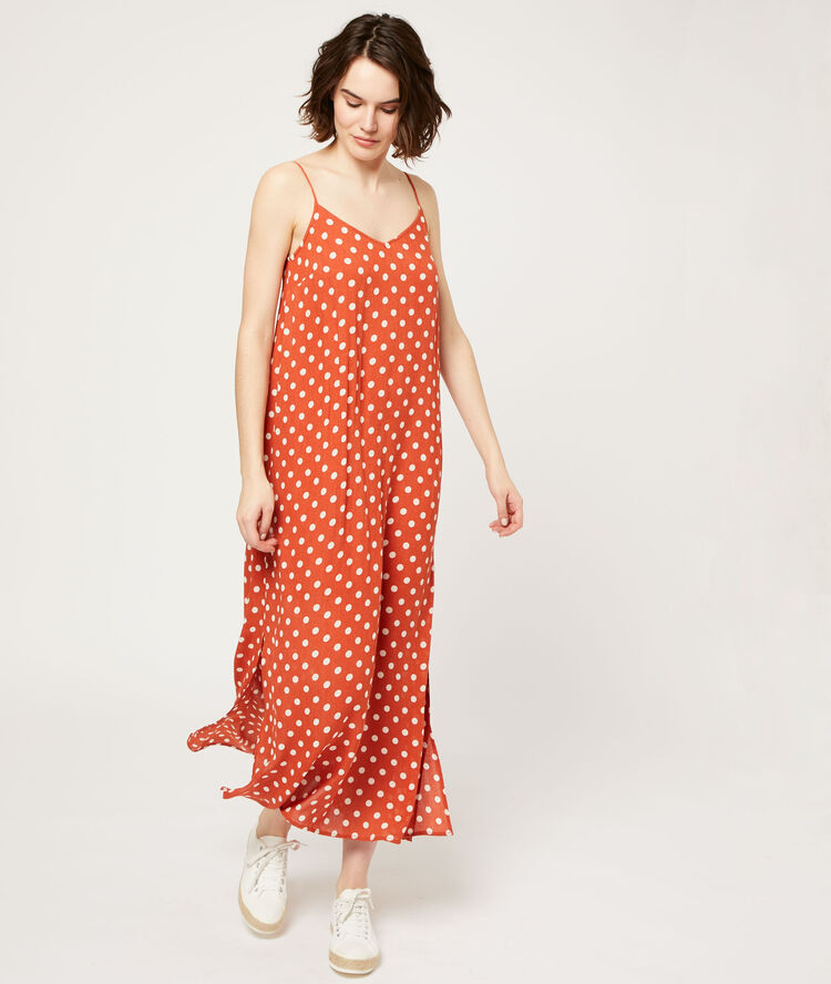 Vestido largo ancho, escote en la espalda rojo teja.