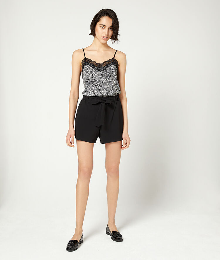 Camisola escotada de encaje negro.