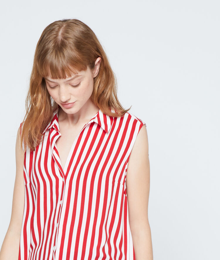 Camisa a rayas carmín.