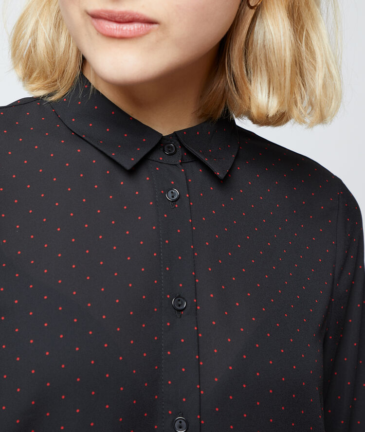 Camisa de lunares negro.