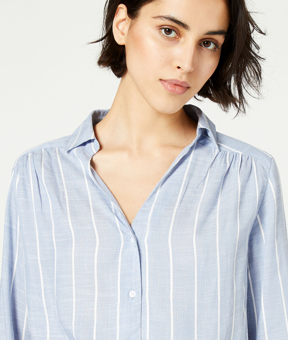 Camisa finas rayas azul cielo.