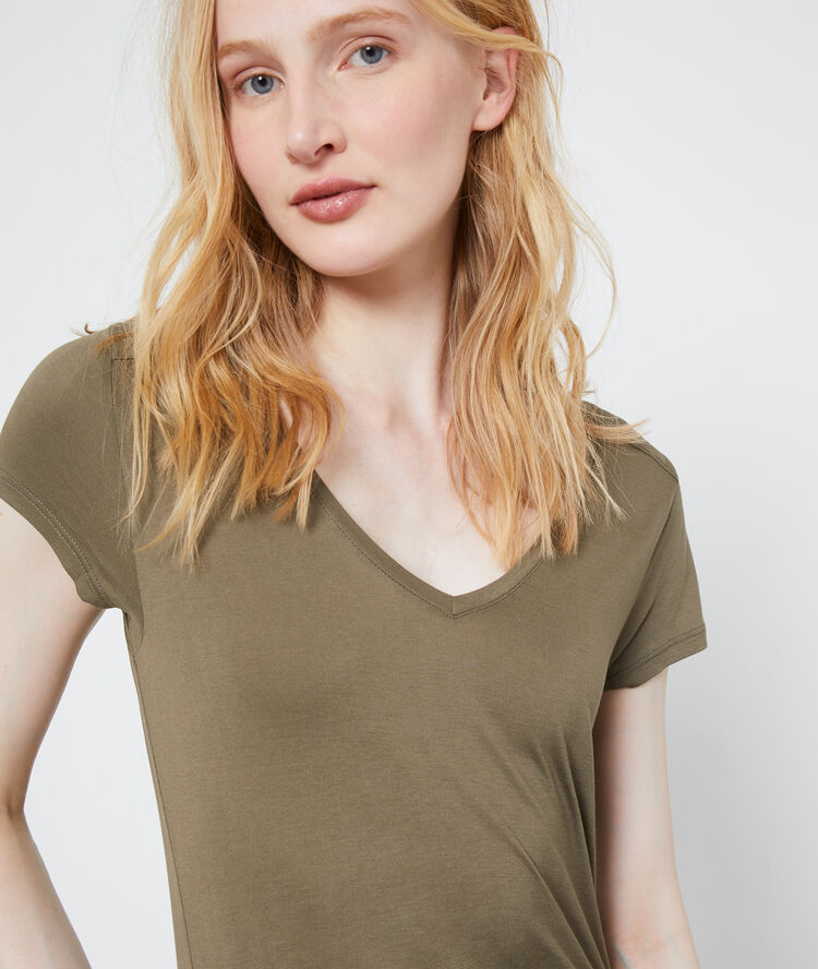 Camiseta cuello en v caqui.