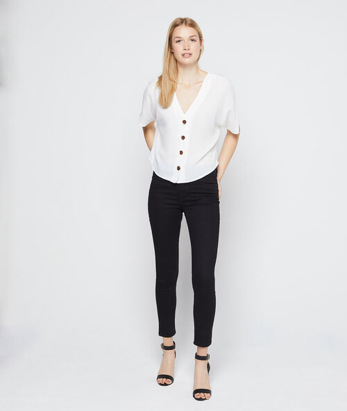 Blusa cuello en v abotonada crudo.