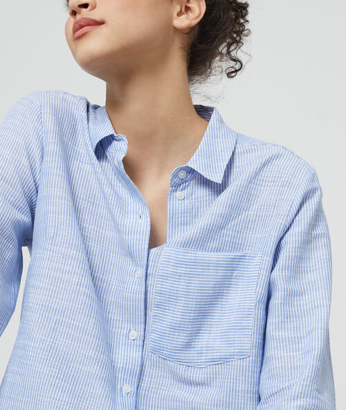 Camisa a rayas azul marino.