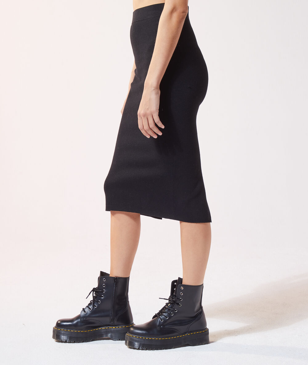 Jupe fendue en maille fine noir.