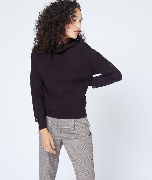 Su&eacute;ter de cuello alto con botones chocolate.