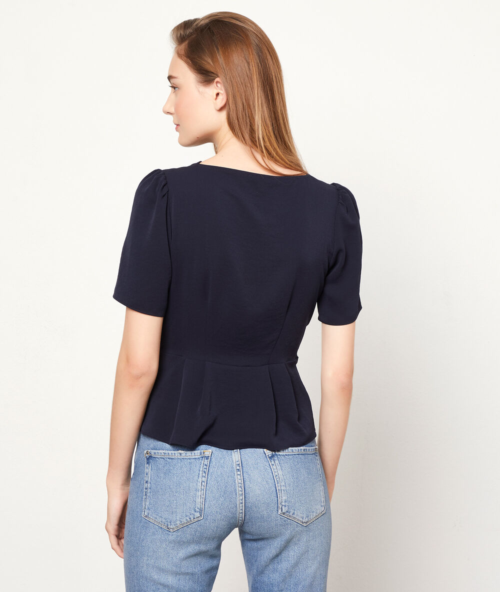 Blusa escote cruzado azul marino.