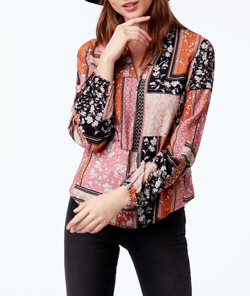 Blusa patchwork floral negro.