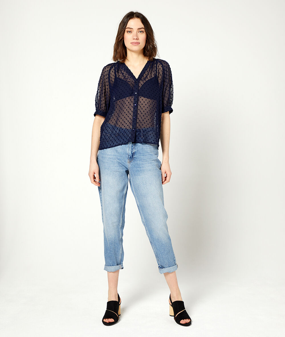 Blusa de plumetis azul marino.
