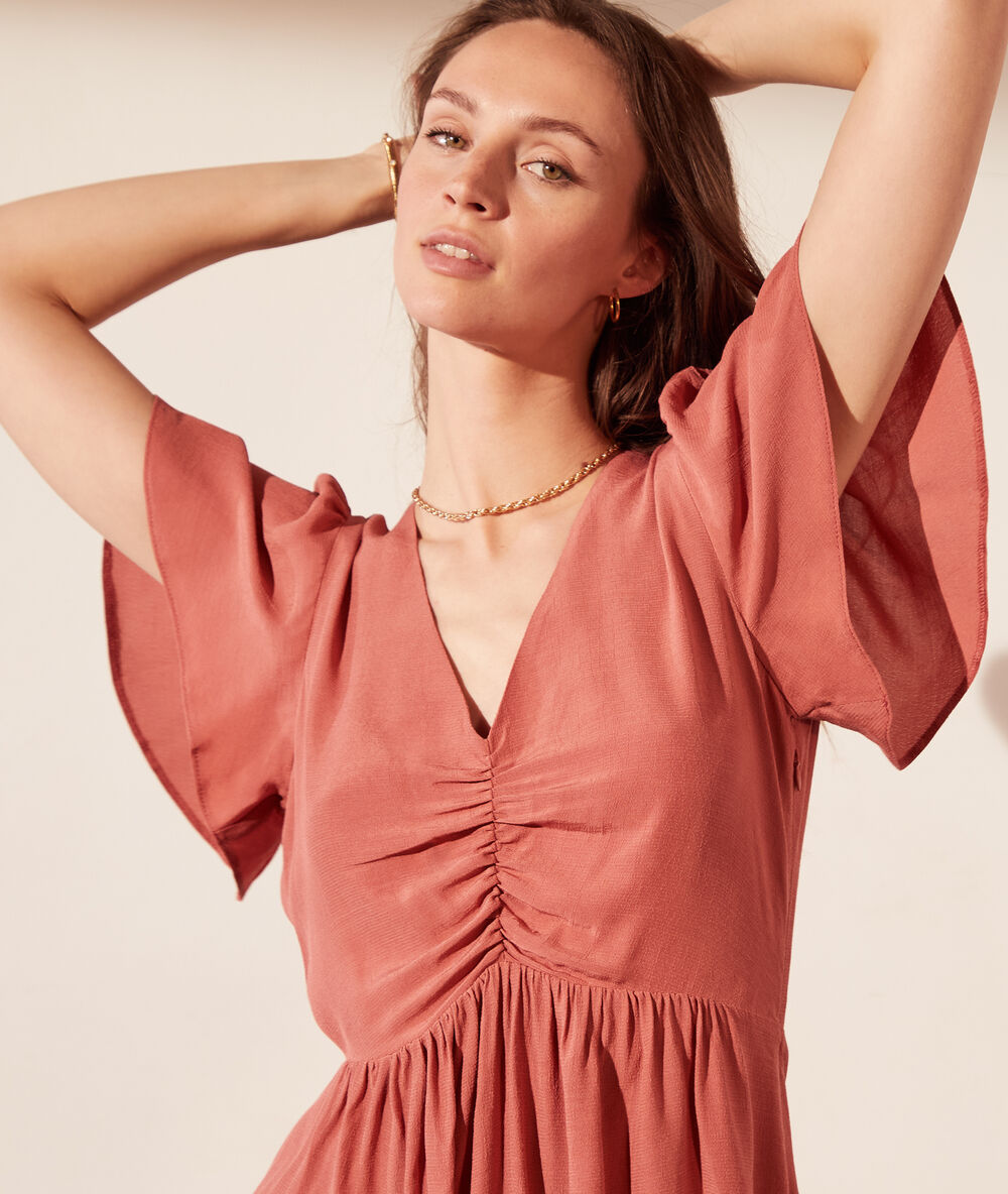 Vestido viscosa, mangas con volantes rosa.