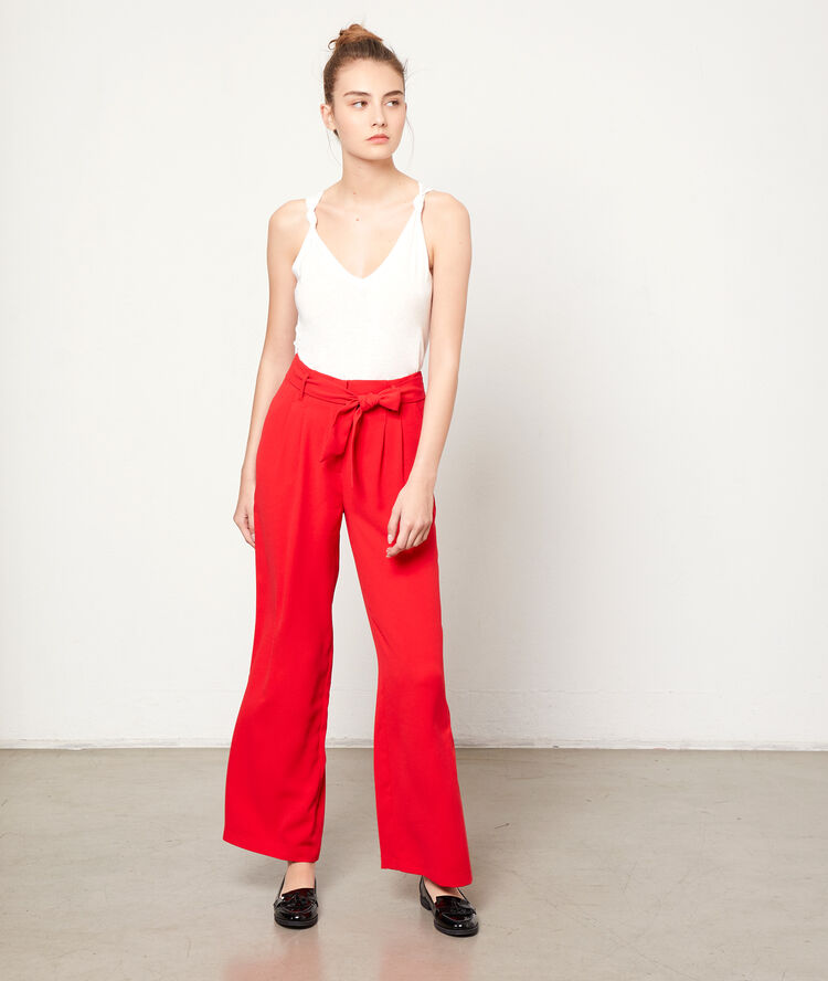 Pantalón ancho con cinturón lazada rojo.