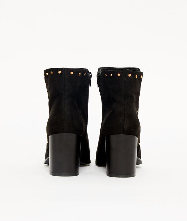 Botines con tachuelas y talón Botines con tachuelas y talón