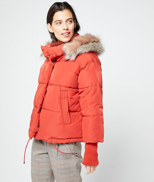 Chaqueta corta rojo.