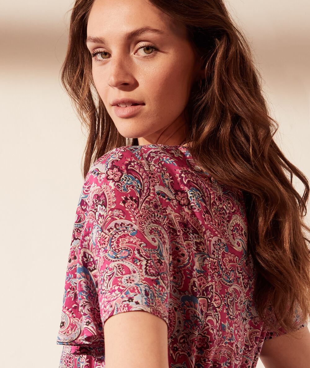 Vestido con estampado floral fucsia.
