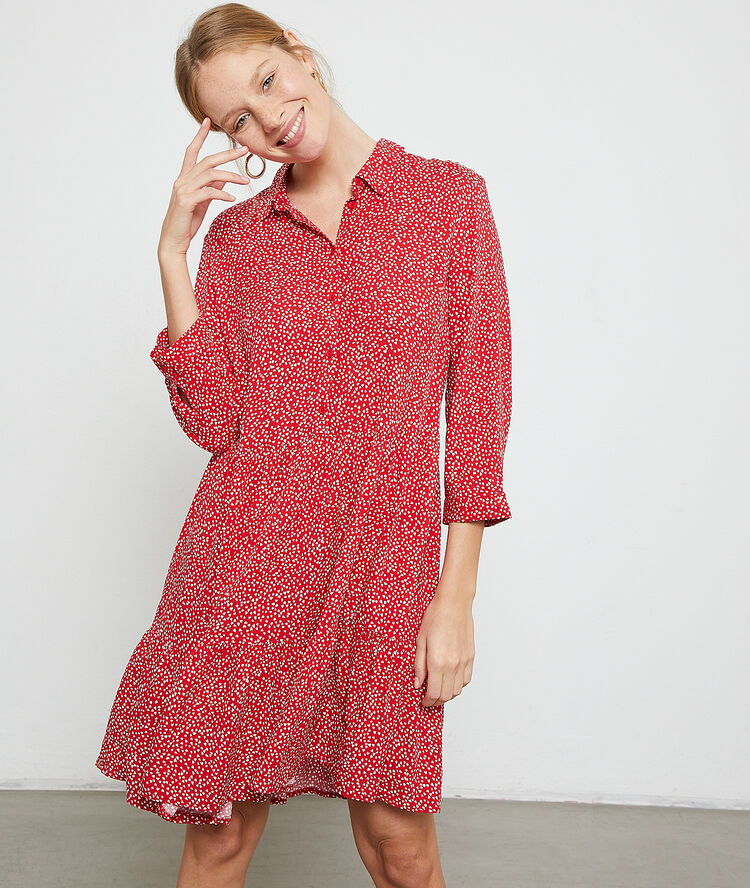 Vestido camisero estampado de corazones carmín.