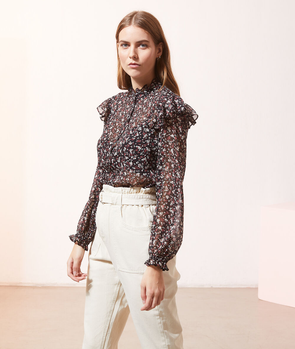 Camisa estampado floral negro.