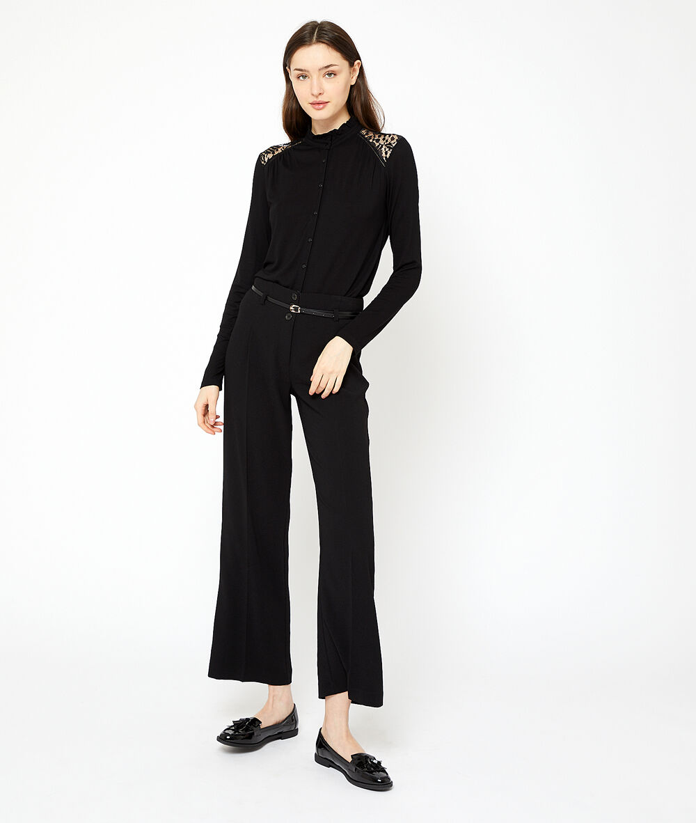Top con detalles de guipur negro.
