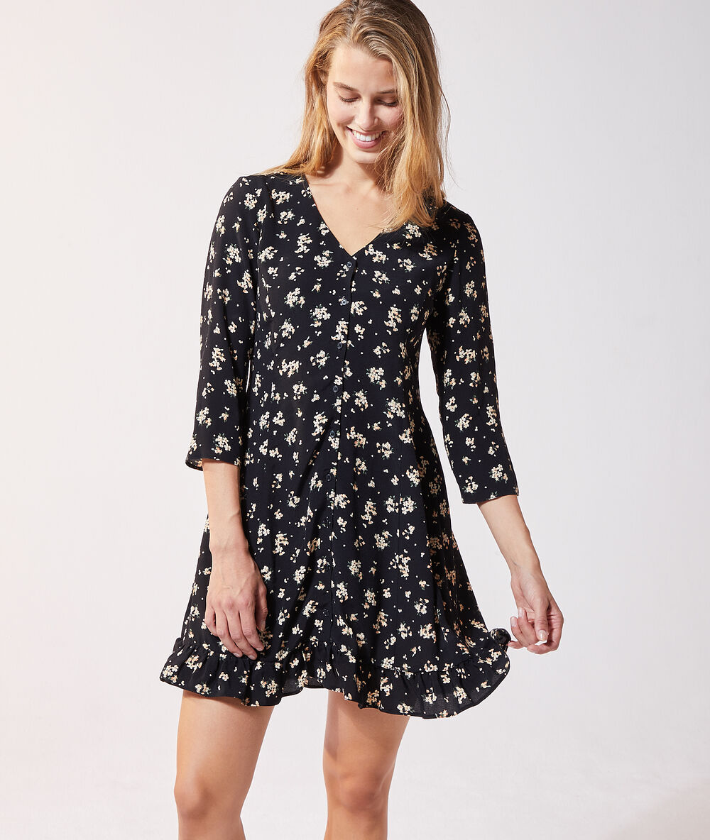 Vestido corto estampado floral negro.