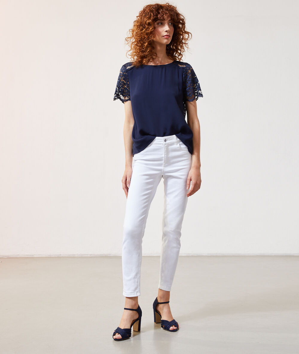 Blusa con mangas de encaje azul marino.