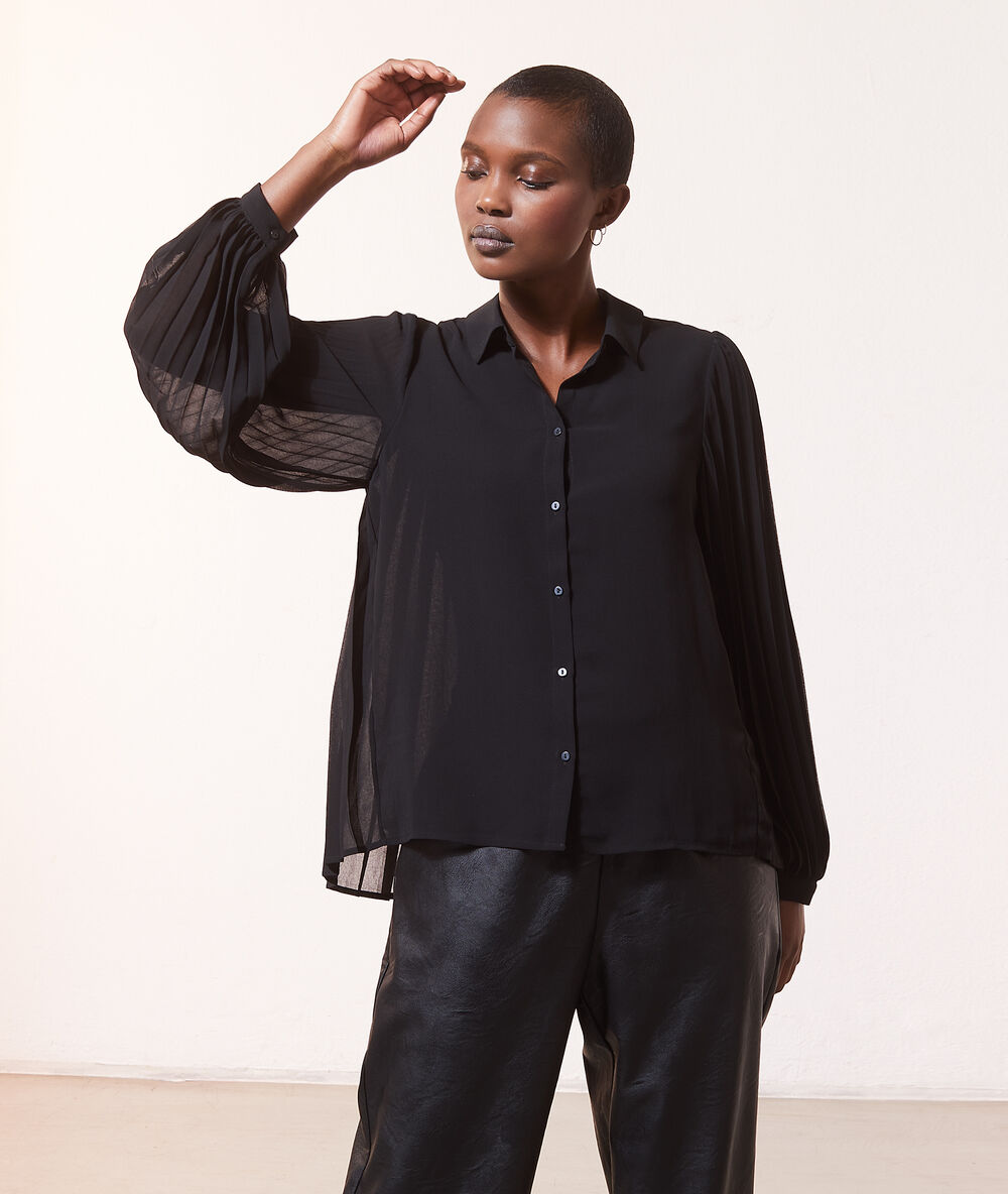 Blusa con detalles plisados negro.