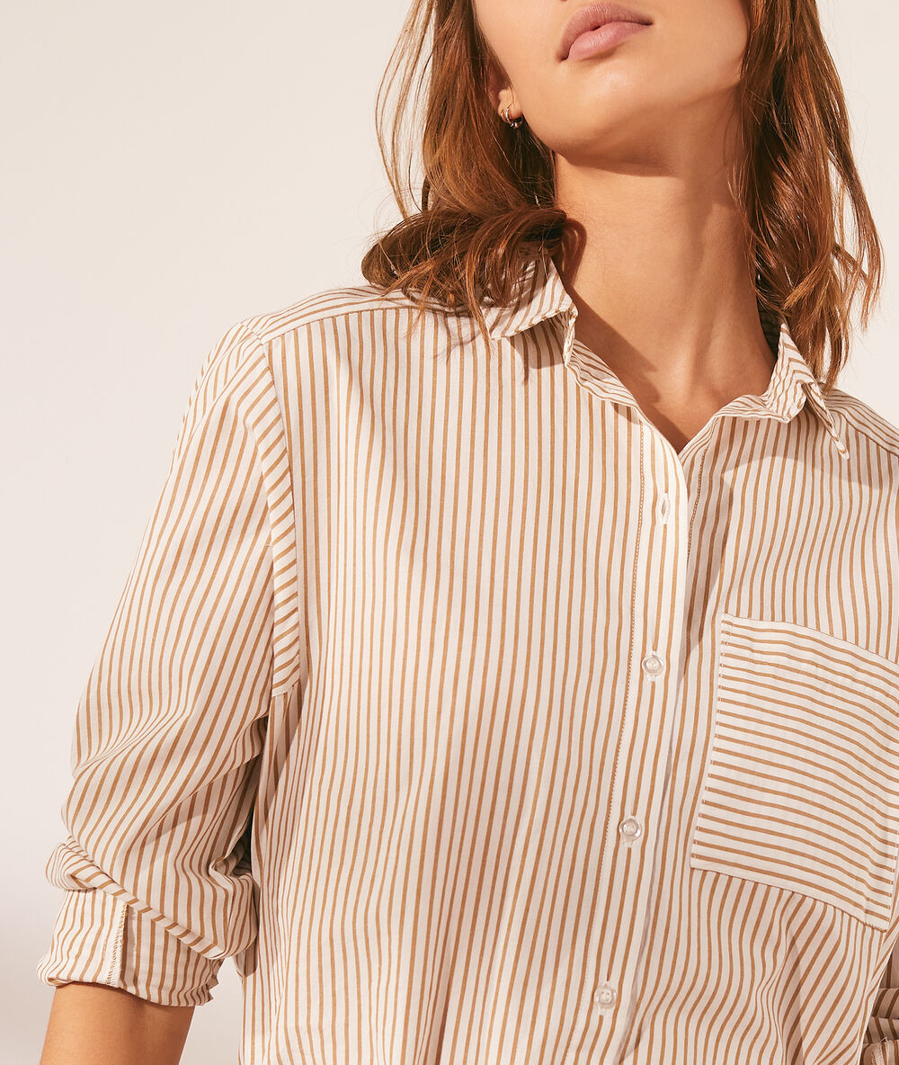 Camisa estampado rayas con bolsillo bronce.