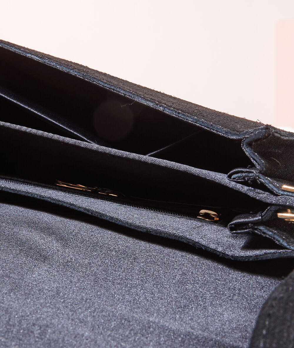 Sac en croûte de cuir noir.