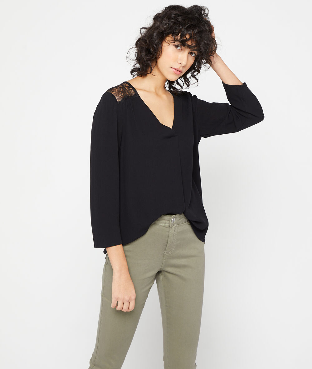 Blusa espalda de guipur negro.