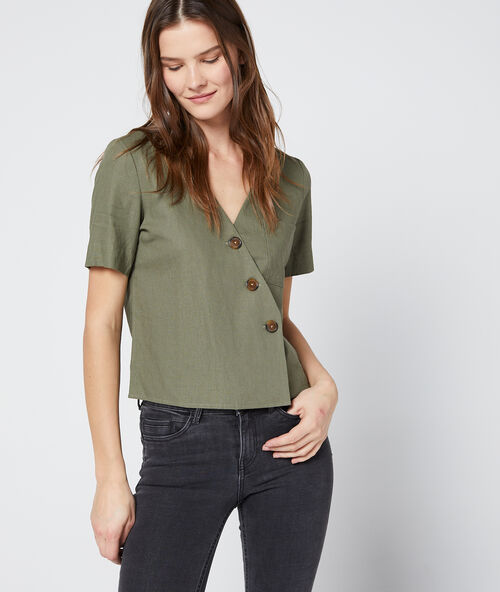 Blouse corta abotonada asimétrica caqui.